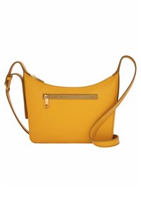 Sac à épaule en cuir jaune avec un design incurvé, doté d'une poche zippée à l'avant et d'une bandoulière ajustable, texture lisse, matériel minimal.
