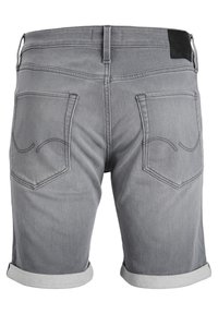 Grå denimshorts med uppvikta fållar, som har två bakfickor med broderade detaljer och en svart läderlapp i midjan.