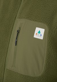 Olivgrüne Fleecejacke mit einer Nylontasche auf der Brust. Verfügt über einen sichtbaren Reißverschluss und ein Logo-Patch mit einem Bergdesign in Blau und Orange.