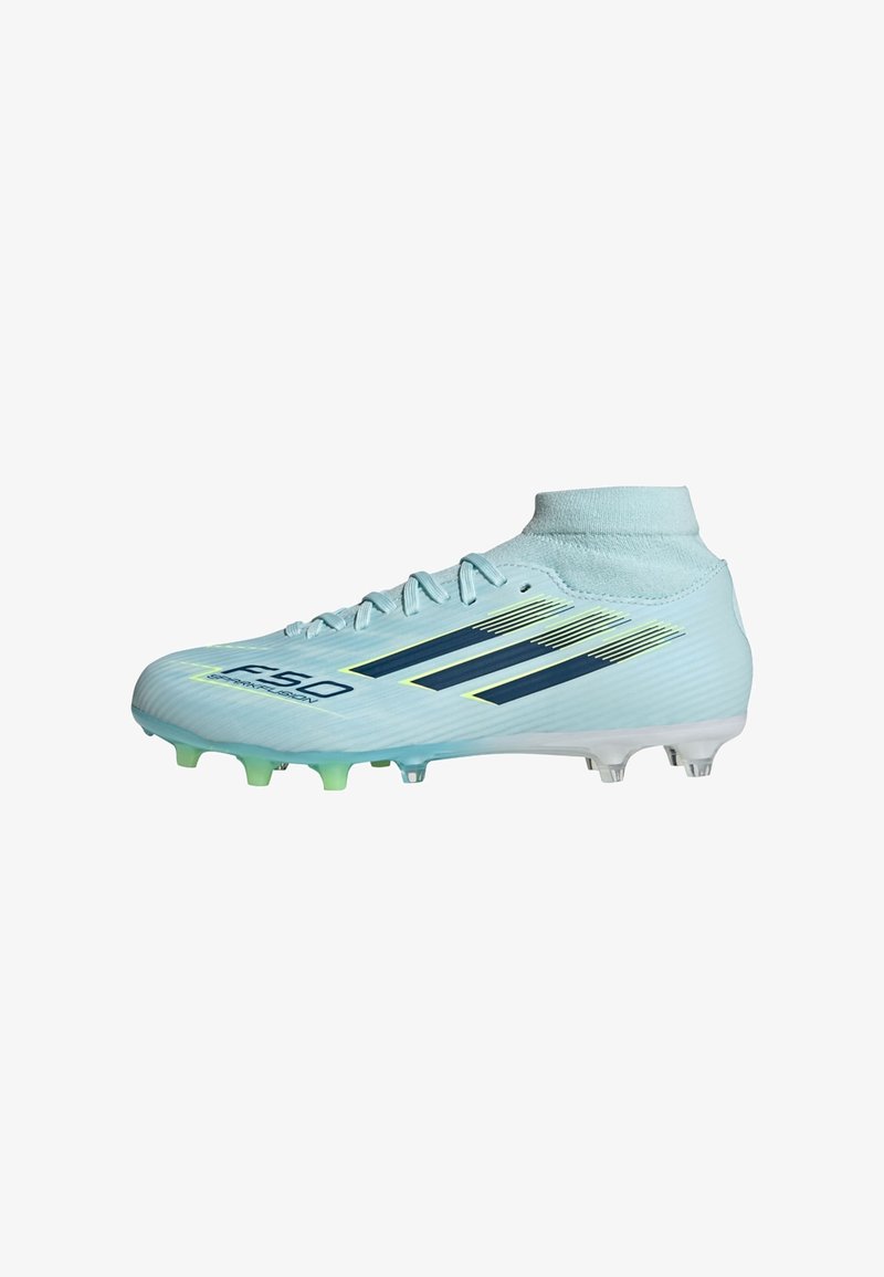 Chaussure de football Adidas F50 bleu clair avec col de cheville semblable à une chaussette, rayures noires et semelle à crampons moulés pour jeu sur terrain ferme.