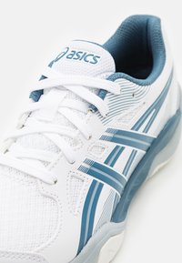 ASICS GEL POWERBREAK UNISEX - Obuća za rukomet - white/vintage indigo