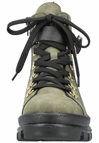 Botte de randonnée en cuir vert avec des lacets noirs, des œillets en métal et une semelle en caoutchouc texturé. Équipée d'une sangle en cuir noir autour de la cheville.