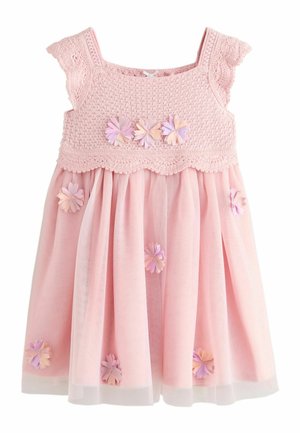 Rózsaszín ujjatlan lányruha, horgolt felsőrésszel, tüll szoknyával, és pasztell színű textilvirág applikációkkal a felsőrészen és a szoknyán.