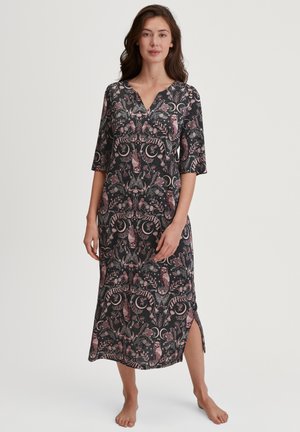 Maxikleid aus schwarzem Stoff mit floralem und Eulenmuster in rosafarbenen Tönen, V-Ausschnitt und mittel-langen Ärmeln mit Seitenschlitzen.