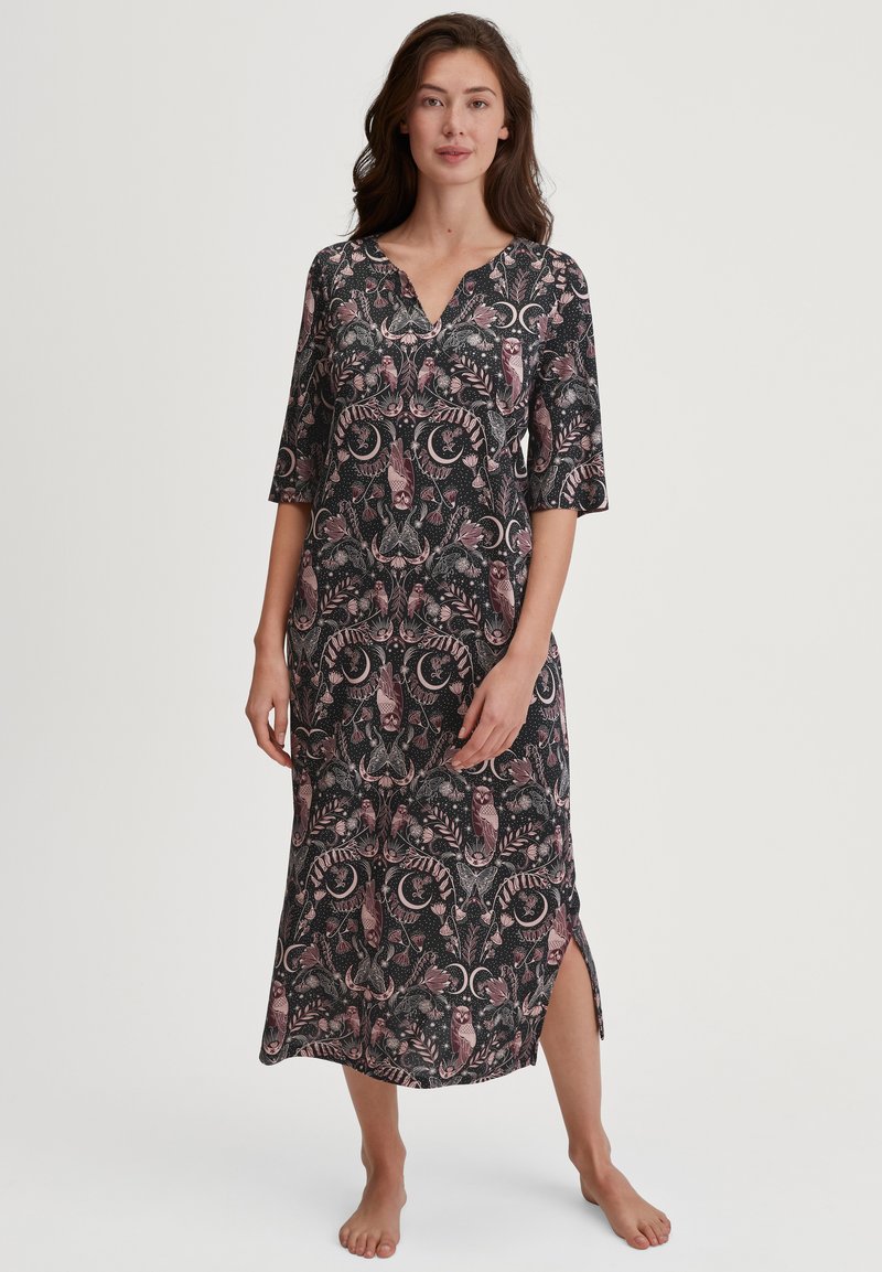 Abito maxi in tessuto nero con un motivo floreale e gufi in tonalità rosa, scollatura a V e maniche di lunghezza intermedia con spacchi laterali.