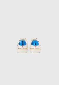 Sneakers bianchi con accenti blu lucidi sul tallone, dettagli dorati e grafiche di cuori rossi sui lati. Texture in pelle liscia.