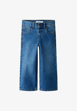 Jean en denim bleu pour enfants avec jambes larges, bouton frontal, passants pour ceinture, ainsi que poches avant et poche monnaie, présenté à plat sur un fond blanc.