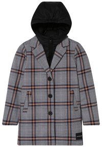 Abrigo de cuadros gris con capucha negra, que presenta un cierre de botones, dos bolsillos laterales y acentos en color naranja que contrastan con el patrón.