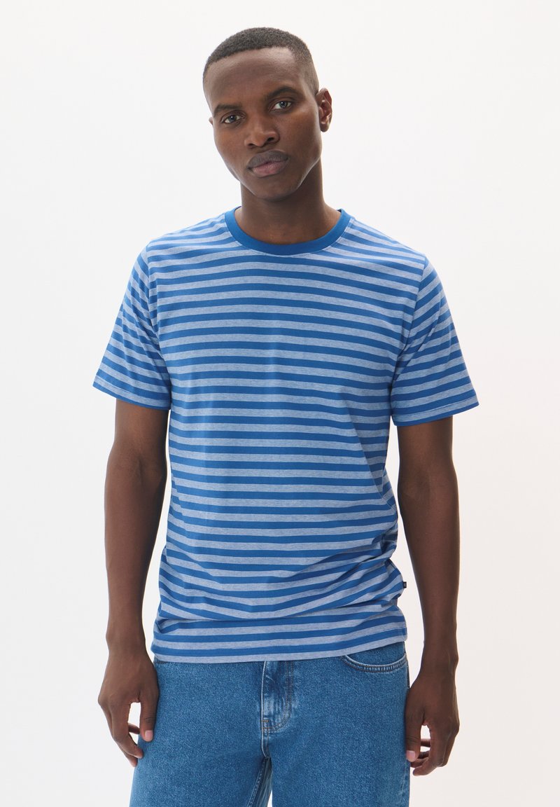 Mėlynas dryžuotas marškinėliai su trumpomis rankovėmis ir apvaliu iškirpimu. Audinys atrodo švelnus, turi pakaitomis šviesiai ir tamsiai mėlynas dryžius.