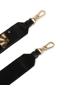 Sangle en cuir noir avec quincaillerie en ton or, présentant un accent de logo géométrique. Surface texturée et design plat pour les fins de fixation.