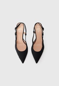 Pantofi negri cu vârf ascuțit și călcâi descoperit, cu un brâu la glezna. Tălpica interioară are inscripționat "LOVE MOSCHINO" cu litere aurii pe un fundal nud.