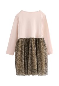Abito a maniche lunghe con parte superiore in cotone rosa e gonna trasparente in stampa leopardata marrone. Presenta un colletto rotondo e una vita arricciata.