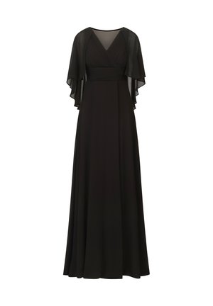 Robe de soirée longue noire avec bodice à encolure V plissée, manches en cape fluides et transparentes, et taille cintrée s'étendant jusqu'à une jupe longue.