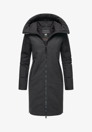 Cappotto lungo con zip frontale, realizzato in misto lana grigio scuro e maniche in tessuto imbottito nero. Presenta un grande cappuccio e tasche laterali.