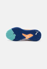 Semelle en caoutchouc bleue et verte avec un motif en zigzag, accents orange et détails blancs. Présente une surface texturée pour une meilleure adhérence et stabilité.