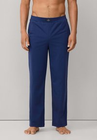 Pantalones de pijama azul marino hechos de tela suave, con un ajuste relajado, cinturilla elástica con etiqueta y piernas rectas.