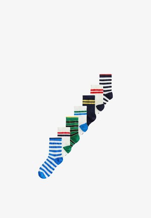 Sept chaussettes colorées à rayures de différents motifs, disposées en diagonale de la plus petite à la plus grande sur un fond blanc.
