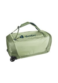 Groene sporttas met wielen, gemaakt van duurzaam materiaal. Heeft een handvat aan de bovenkant en het "Deuter" logo aan de zijkant gedrukt. Soepel textuur.