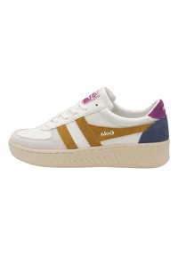 Sneaker bianco con accenti marroni e blu, in pelle e suede texturizzati, punta rotonda, suola chunky color crema e logo rosa sulla linguetta.