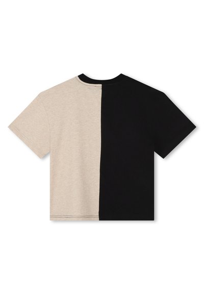 T-shirt à manches courtes avec un design coloré en beige et noir. Tissu doux, col rond et ourlet droit avec des détails de couture minimaux.