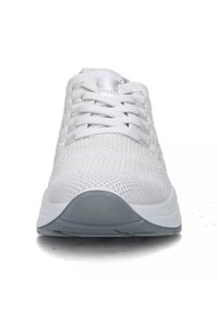 Scarpe sportive bianche con texture a maglia, design con lacci e suola in gomma grigia. Presentano un accento argento sulla parte superiore anteriore.