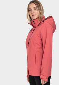 Waterdichte roze jas met een capuchon, voorzakken en verstelbare manchetten. Heeft een gladde textuur en een nauwsluitend ontwerp.