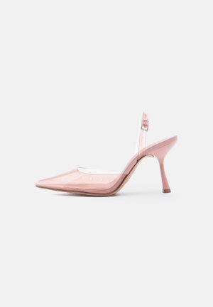 Zapato de tacón alto transparente rosa con punta puntiaguda y correa con hebilla sobre fondo blanco.