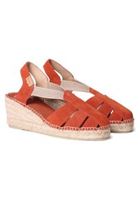 Alpargatas de cuña de ante rojo con tira elástica, diseño de punta abierta, tacón de cuña envuelto en yute y parte superior con ranuras para ventilación.