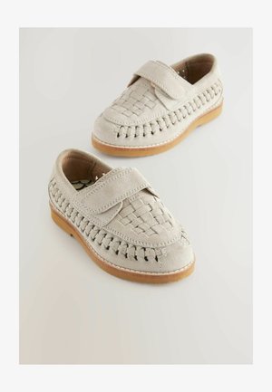 Bež antilop cipele s tkanim uzorkom, čičak trakom, smešnim gumiranim potplatom i šivenim detaljima. Nizak dizajn s okruglim vrhom.