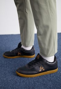 Kijelölve, black/gum