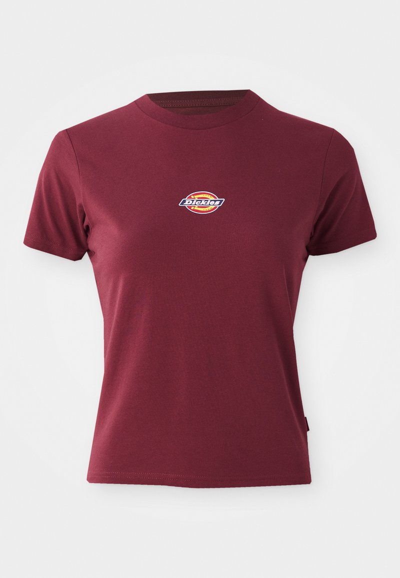 T-shirt court à manches courtes de couleur bordeaux en coton, avec un col rond et un petit logo "Dickies" multicolore sur la poitrine.