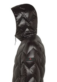 Musta toppatakki hupulla, jossa kiiltävä pinta, tikattu kalanruotokuvio ja merkitty merkki vasemmassa hihassa.