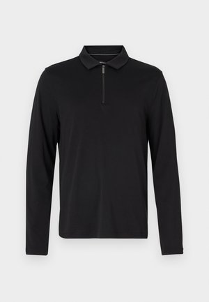 Schwarzes Langarm-Polohemd mit Reißverschlusskragen, aus weichem Stoff, mit taillierter Passform und ohne sichtbare Muster oder Akzente.