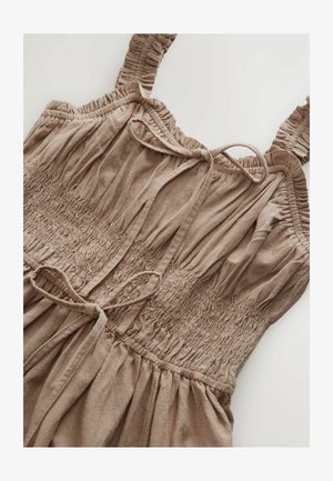 Ruskea ilman hihoja oleva mekko, jossa on ryppyilevä yläosa, säädettävät näkymättömät olkaimet ja hupullinen hameosa. Valmistettu pehmeästä ja teksturoidusta kankaasta, joka on rento malli.