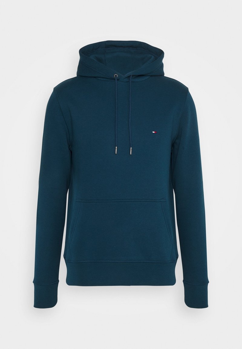 Sudadera con capucha en azul oscuro, con un bolsillo frontal, puños de canalé y un pequeño logo en el pecho. Tejido suave con una textura lisa.