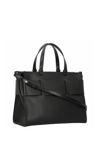 Zwarte leren tote bag met dubbele bovenhandvatten en een verstelbare schouderband. Beschikt over flappen aan de voorkant en een gestructureerde vorm.