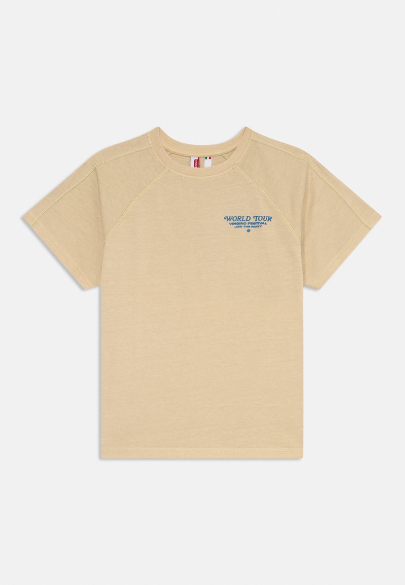 Μπεζ T-shirt με ρακλάν μανίκια, στρογγυλή λαιμόκοψη και μπλε γραφικό κείμενο που δηλώνει «WORLD TOUR VIGNING FESTIVAL». Μαλακό, υφασμάτινο ύφασμα.