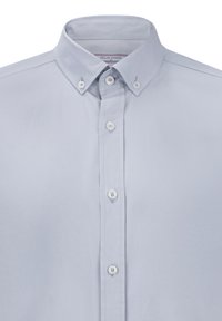 Camisa de botones azul claro con cuello clásico, botones blancos, textura suave y un corte entallado adecuado para uso casual o formal.