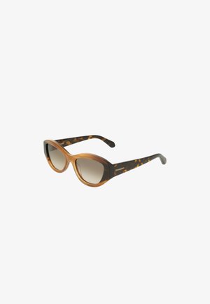 Brązowe okulary przeciwsłoneczne w kształcie kociego oka z gradientowymi soczewkami i marką Ferragamo na zausznikach, ustawione pod kątem w prawo na białym tle.