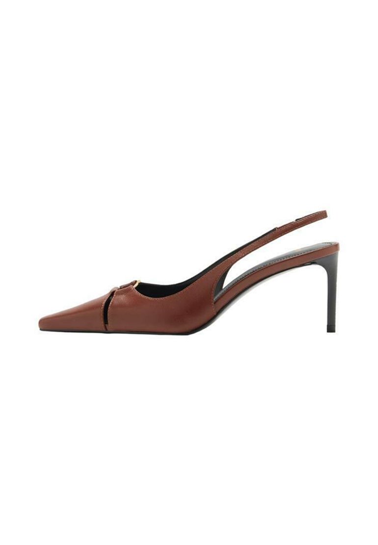 Ruskea nahkainen slingback-korkokenkä, jossa on terävä kärki, leikkaukset vampissa ja tyylikäs stilettokorko. Sujuva pinta.