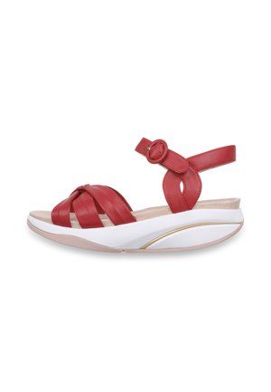 Sandalia de cuero rojo con tiras delanteras anudadas, hebilla ajustable en el tobillo, plantilla acolchada beige y suela gruesa blanca con detalle dorado.