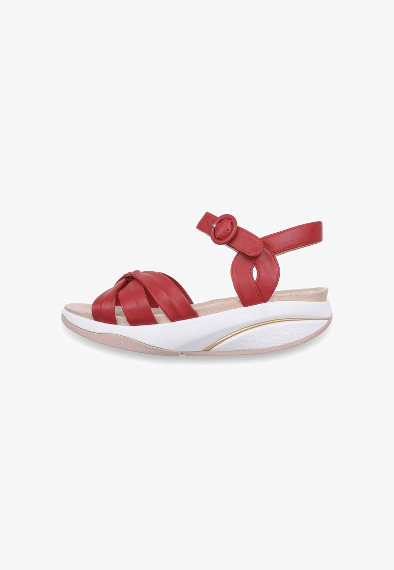 Sandale en cuir rouge avec brides avant nouées, boucle réglable à la cheville, semelle intérieure beige rembourrée et semelle épaisse blanche avec détail doré.