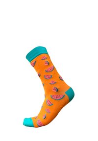Orange bomuldsstrømpe med en turkoseskafte og tå, udsmykket med rosa vandmelonskiver mønster rundt omkring på sokken.