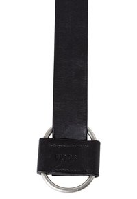 Svarte lærbelte med en glatt tekstur, utstyrt med en metallisk sirkelforankring og et rektangulært lærrem med preget merkevare.