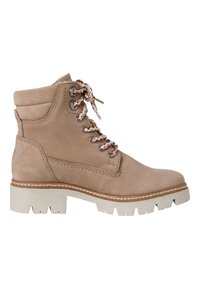 Stivale alla caviglia in pelle color tan con design a lacci, collo imbottito, occhielli in metallo e suola bianca robusta con un motivo di battistrada.