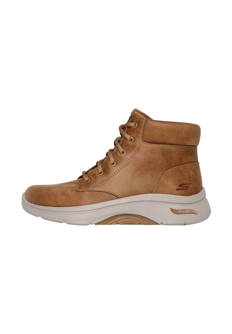 Bota de cuero marrón hasta el tobillo con cierre de cordones, suela acolchada y tecnología ArchFit. Costuras prominentes y textura suave.