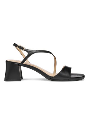 Sandalia abierta de cuero negro con tacón cuadrado, tiras delgadas entrecruzadas y una correa ajustable en el tobillo con hebilla dorada.