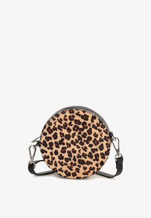 Runde Crossbody-Tasche mit einem Leopardenmuster in Beige mit schwarzen Flecken, aus strukturiertem Kunstfellmaterial und einem verstellbaren schwarzen Schultergurt.