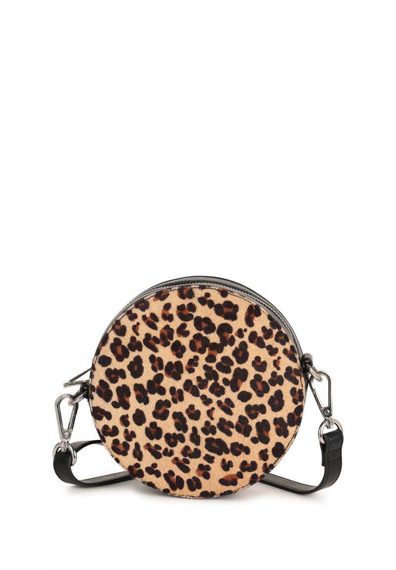 Rund axelväska med ett leopardmönster i tan med svarta prickar, texturerad pälsmaterial och en justerbar svart rem.