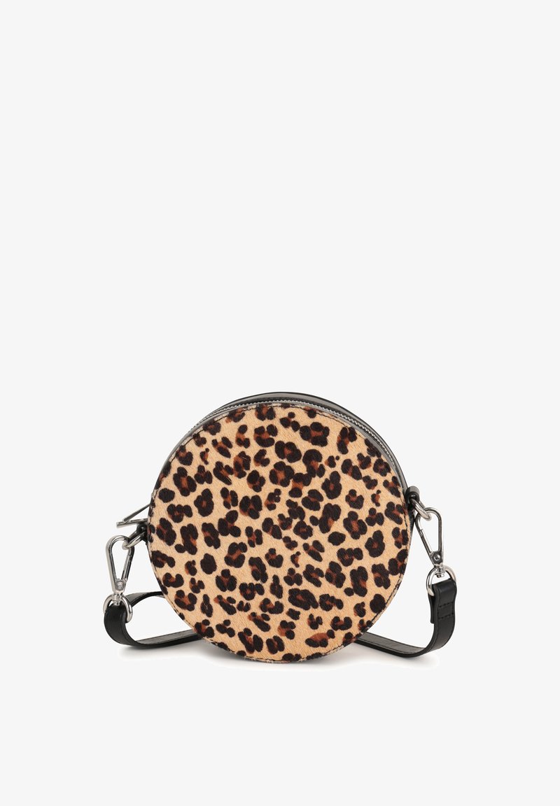 Kružna crossbody torba s uzorkom leoparda u bež boji s crnim točkicama, od teksturiranog krznastog materijala, i crnim podesivim remenom.